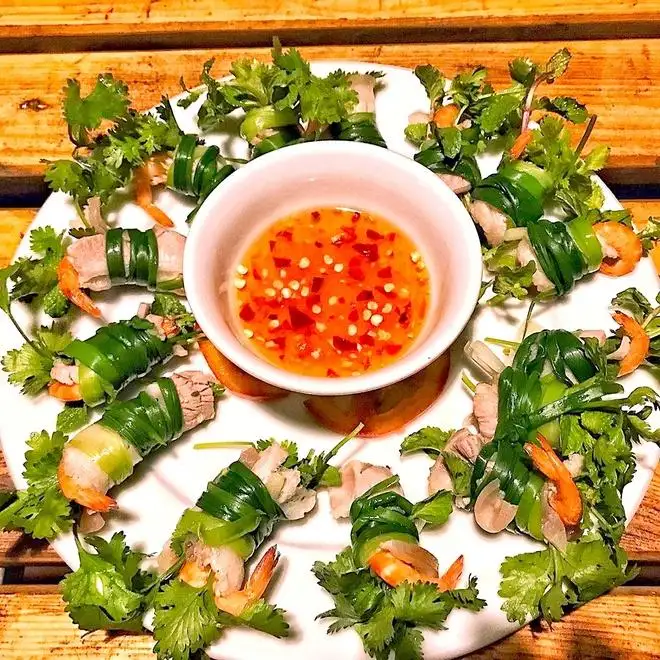 Tom Huu combines river shrimp, boiled pork and fresh Tra Que herbs in a traditional local speciality (Source: znews.vn)