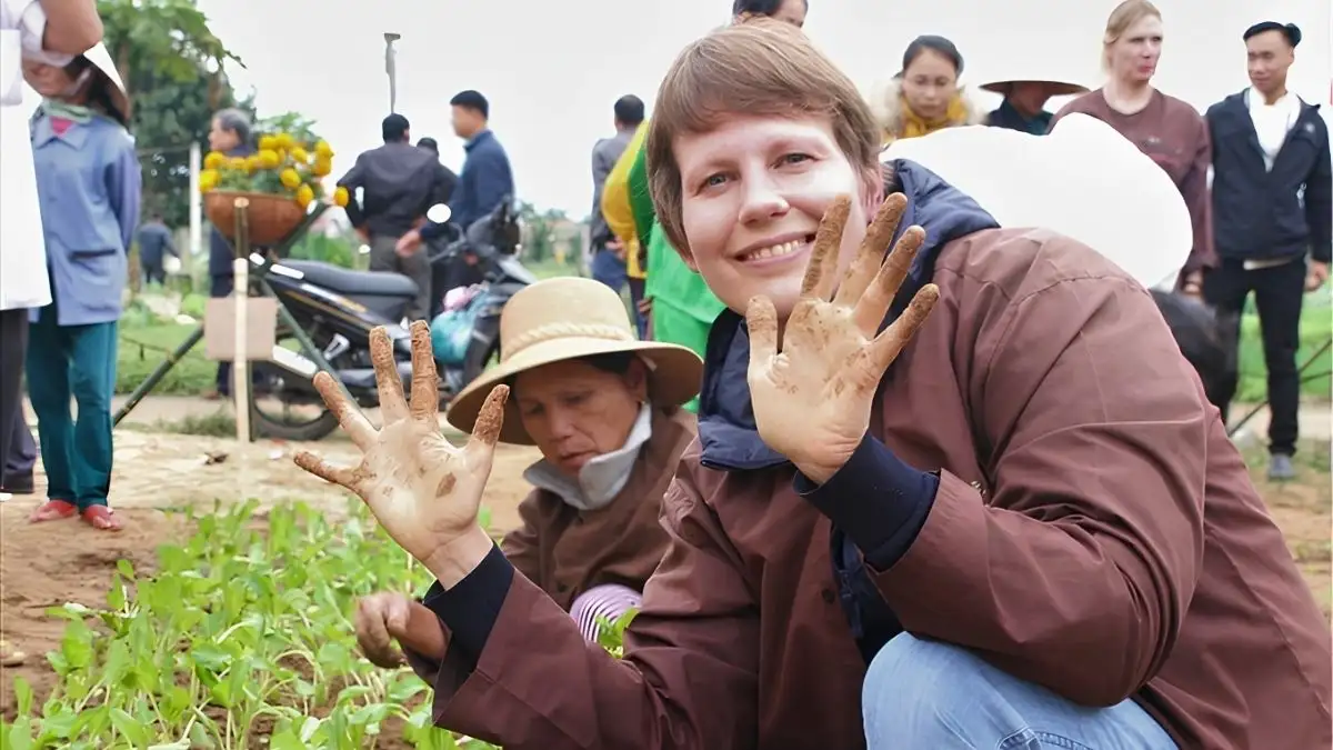 Taking part in local farming activities gives visitors a closer look at Tra Que's agricultural traditions (Source: Bao Dan Tri)