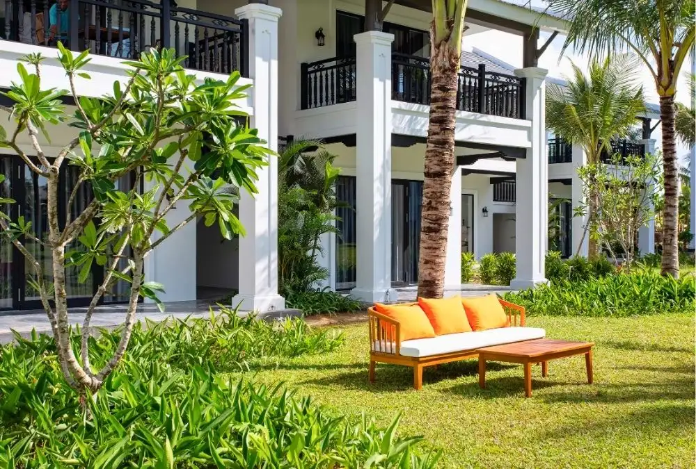 Its 80 m² Indochine room, with a garden view, is a good choice for guests who put a nostalgic aesthetic first