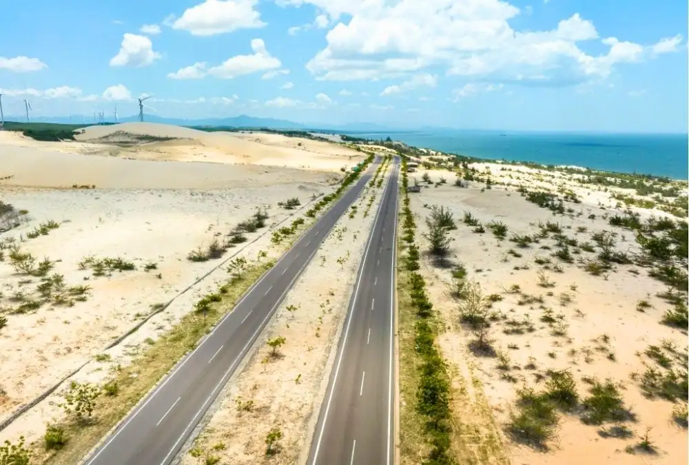 DT716 road crossing Bau Trang white sand dunes (Source: mia.vn)