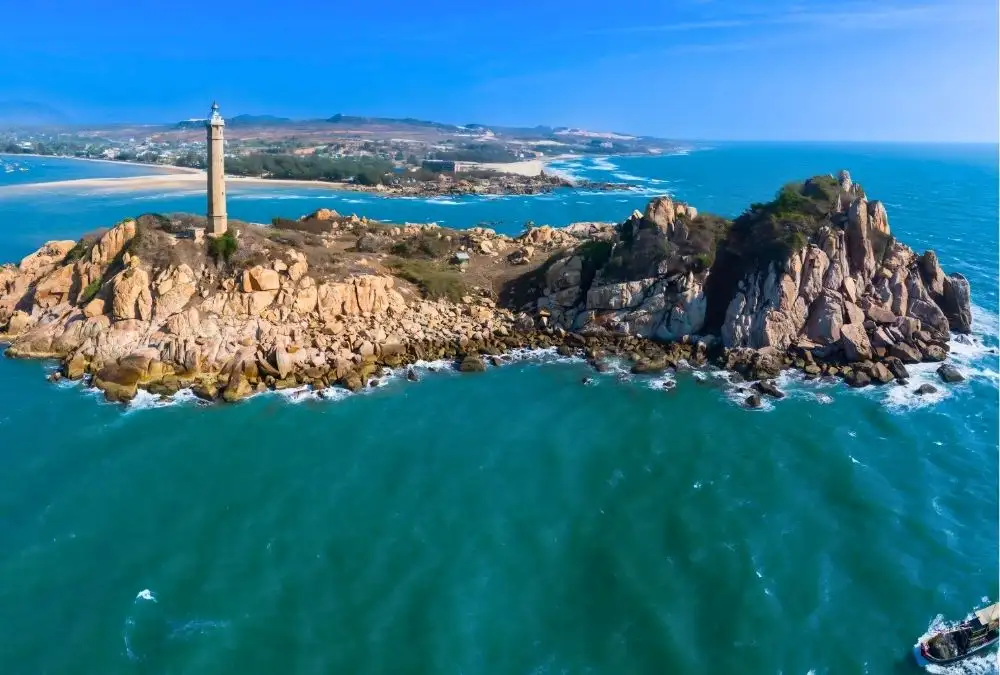 Ke Ga Lighthouse and rocky coastline in Binh Thuan (Source: Kenh 14)