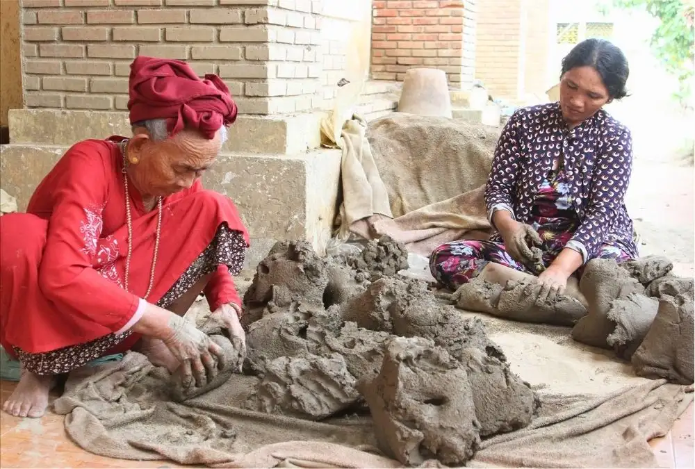 Cham artisan making traditional pottery in Bau Truc (Source: dantocphattrien.vietnamnet.vn)