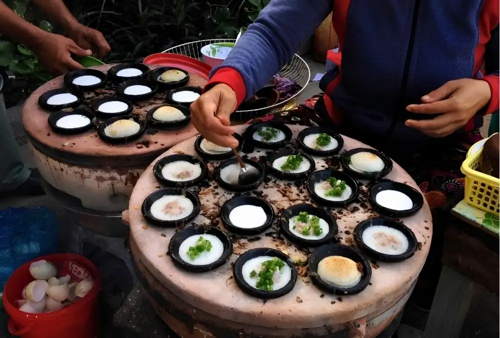 Banh can rice pancakes cooking in Phan Rang (Source: VnExpress)