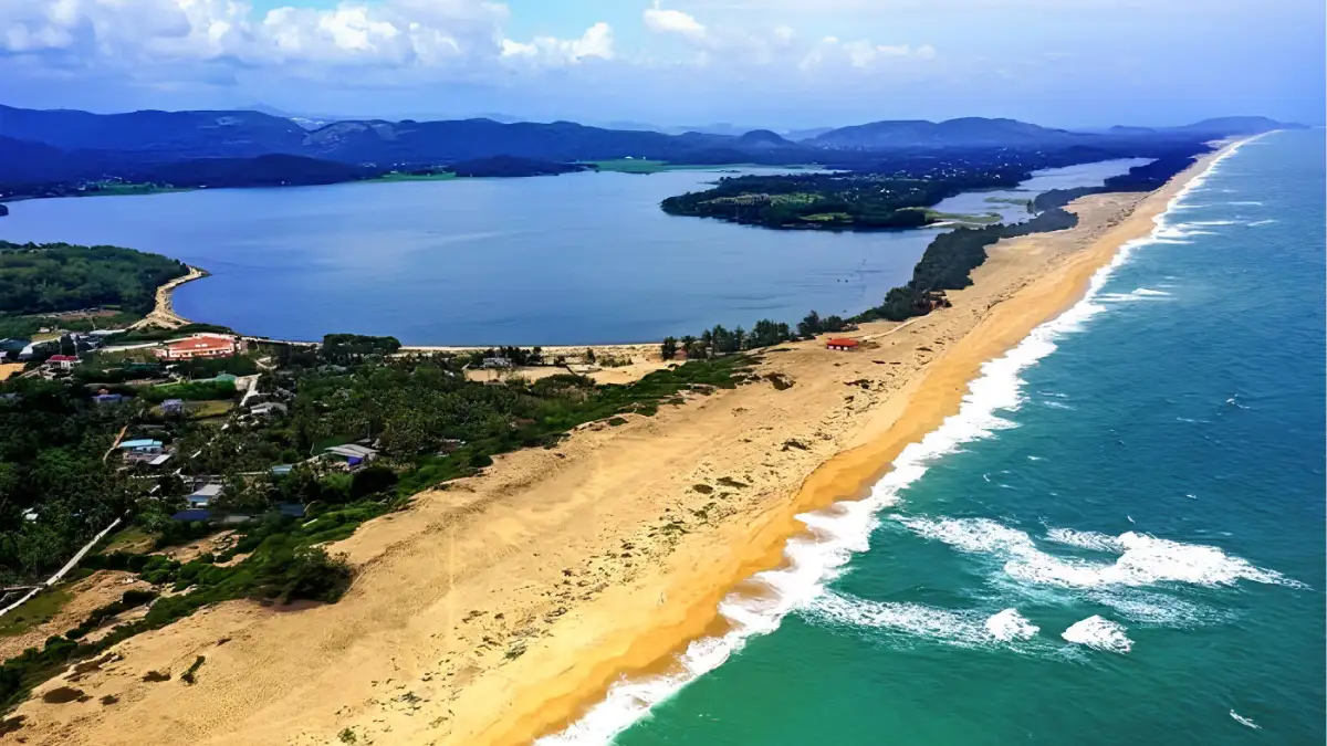 Sa Huynh is an easy place to stop for a short walk, sea views and a break from the road (Source: Thien Nhien Moi Truong)