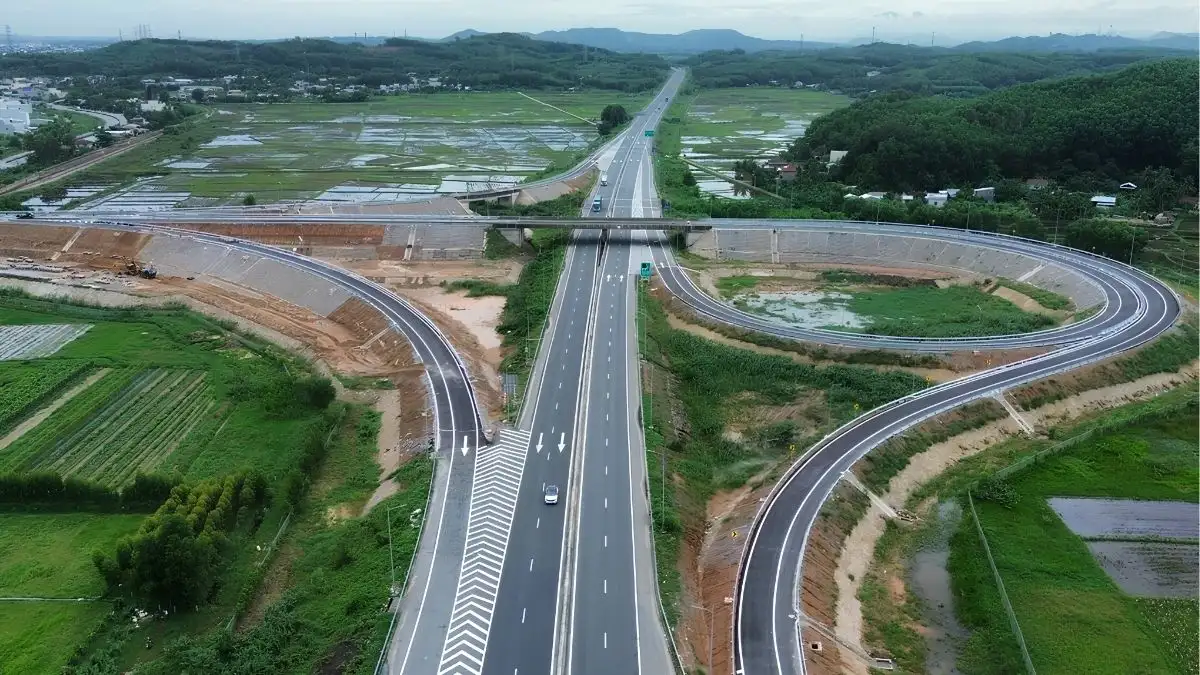 The Da Nang-Quang Ngai Expressway cuts driving time, but stops add to the day (Source: Bao Dan Tri)
