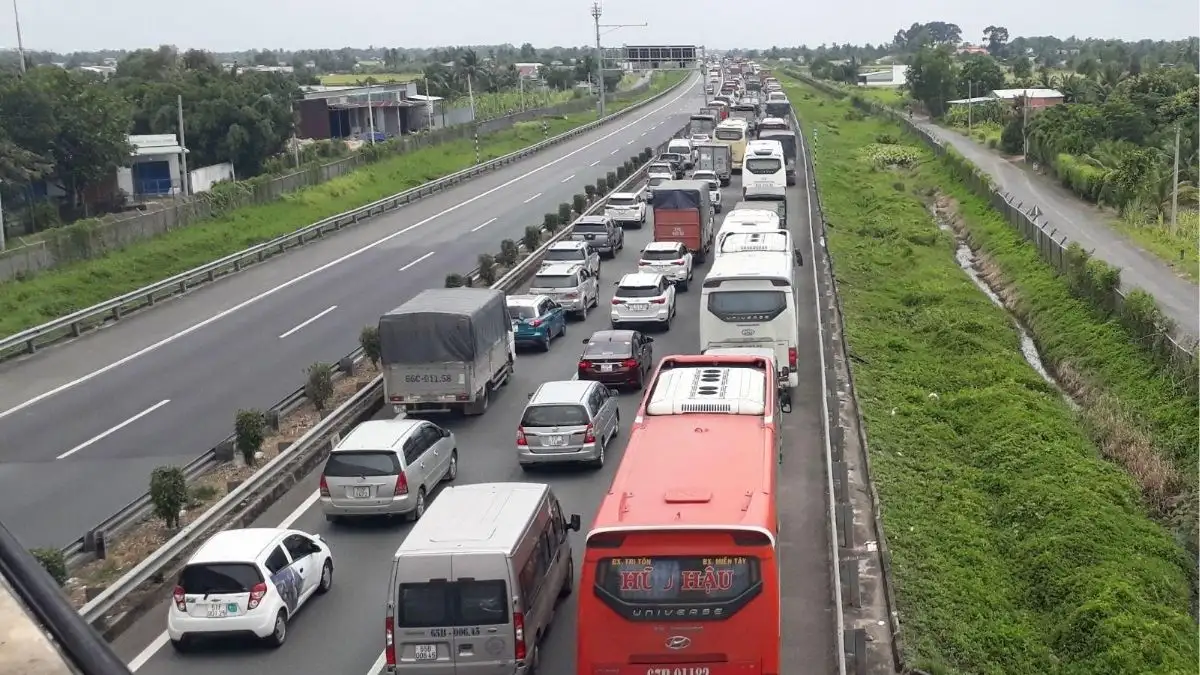 Traffic, weather and longer stops can quickly change the timing of a self-drive day trip (Source: Bao Xay Dung)
