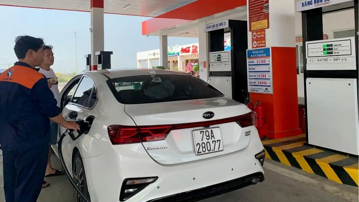 Calculate fuel costs before driving from Hoi An to Quang Ngai (Source: Bao Thanh Nien)