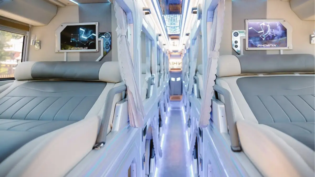 Sleeper buses and limousine cabins offer a practical way to cover the long journey between Hoi An and Quy Nhon (Source: Collected)