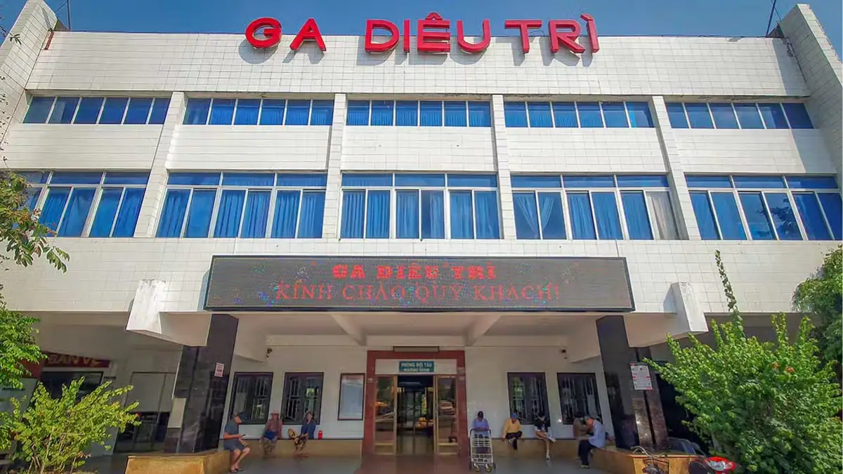 Passengers arriving at Dieu Tri Station need a final taxi or local bus ride to reach central Quy Nhon (Source: Collected)