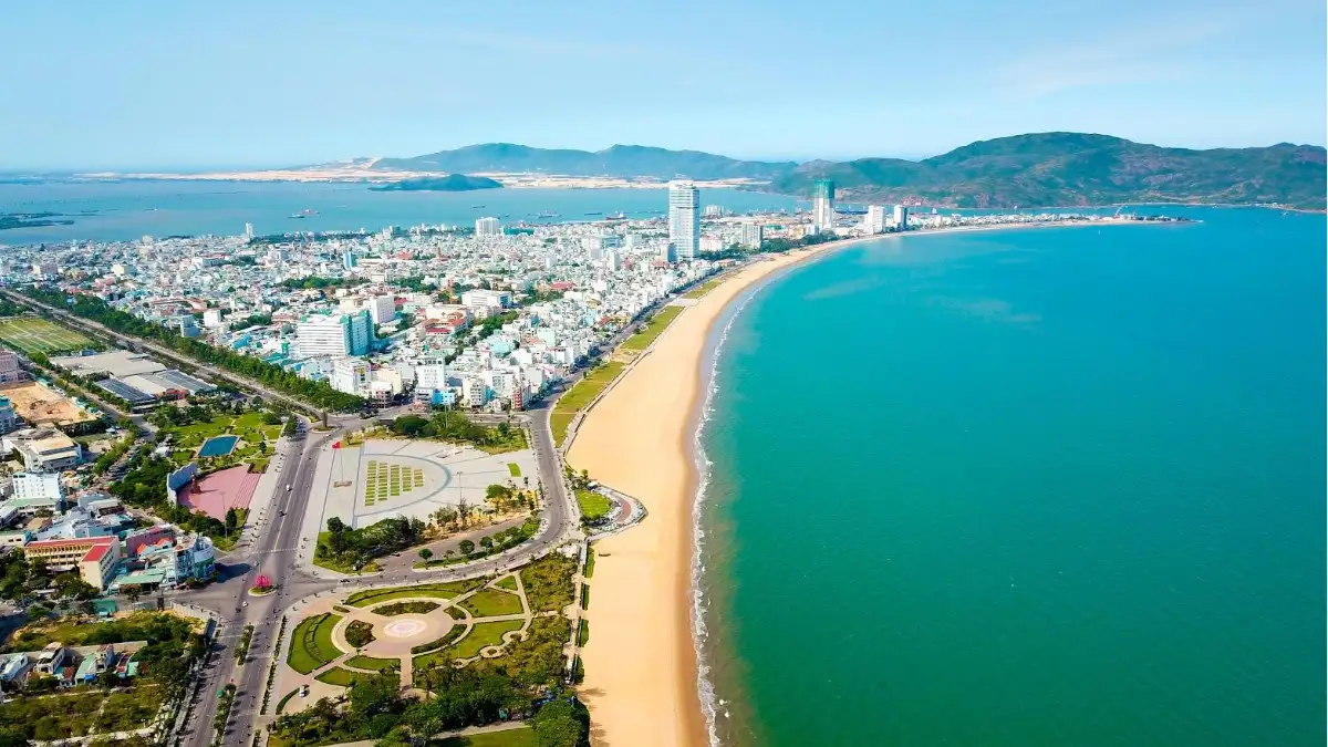 Walk along Quy Nhon Beach (Source: So Du lich tinh Binh Đinh)