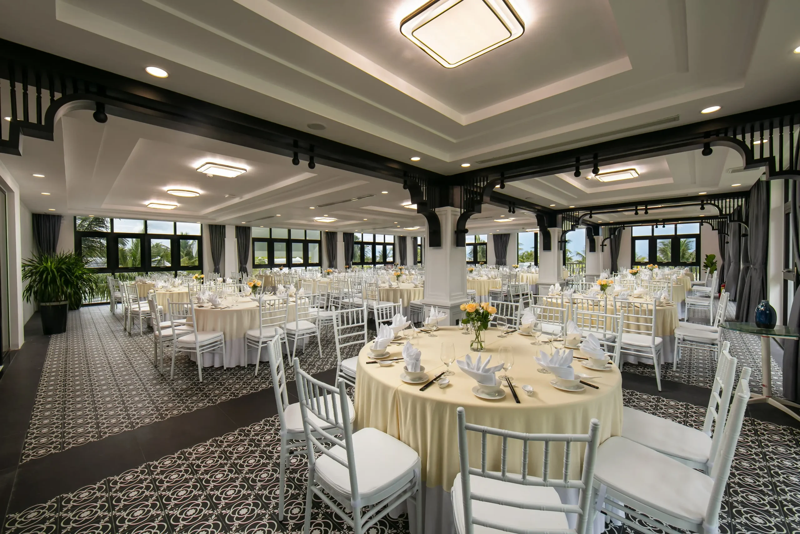 Bliss Hoi An offers both outdoor venues and indoor spaces such as the Thang Binh Ballroom as backup options