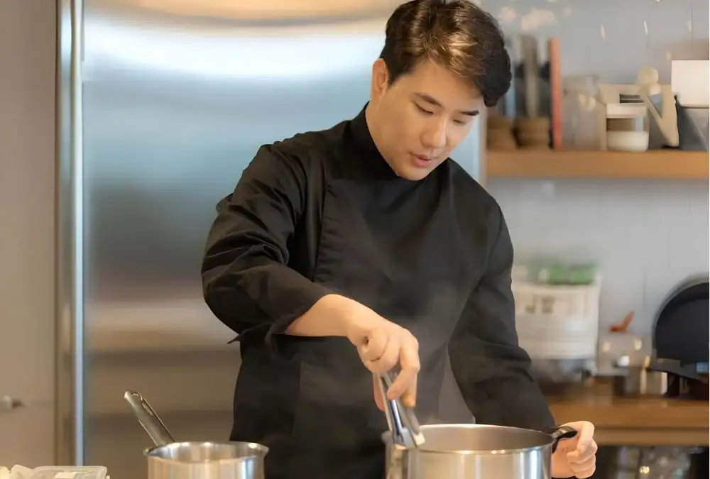Chef Sorakom Keawsamerta serving Asian fusion dishes for shared meals and private gatherings in Hoi An (Source: ram_sorakom)