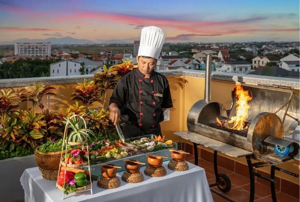 Chef Truong Van Quy preparing authentic Hoi An cuisine, fresh seafood, BBQ and vegetarian dishes (Source: Soluna D'Annam - The Art of Hoi An Relaxation)