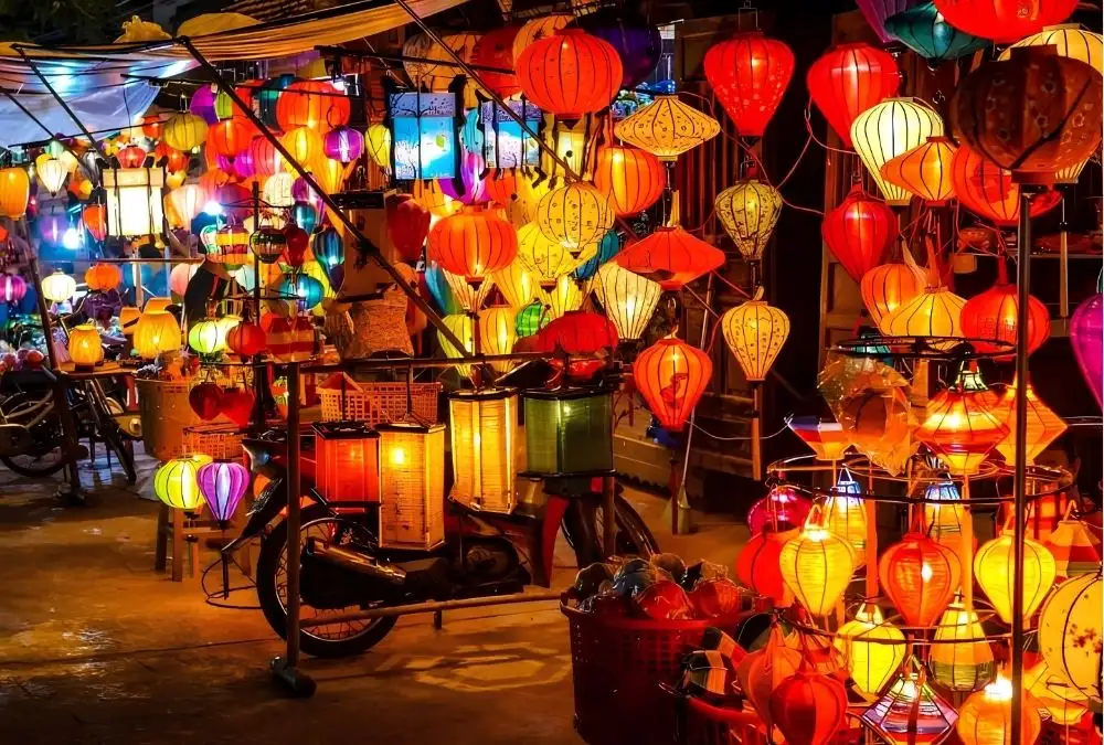 Lantern-lit streets and historic buildings in Hoi An Ancient Town (Source: mia.vn)