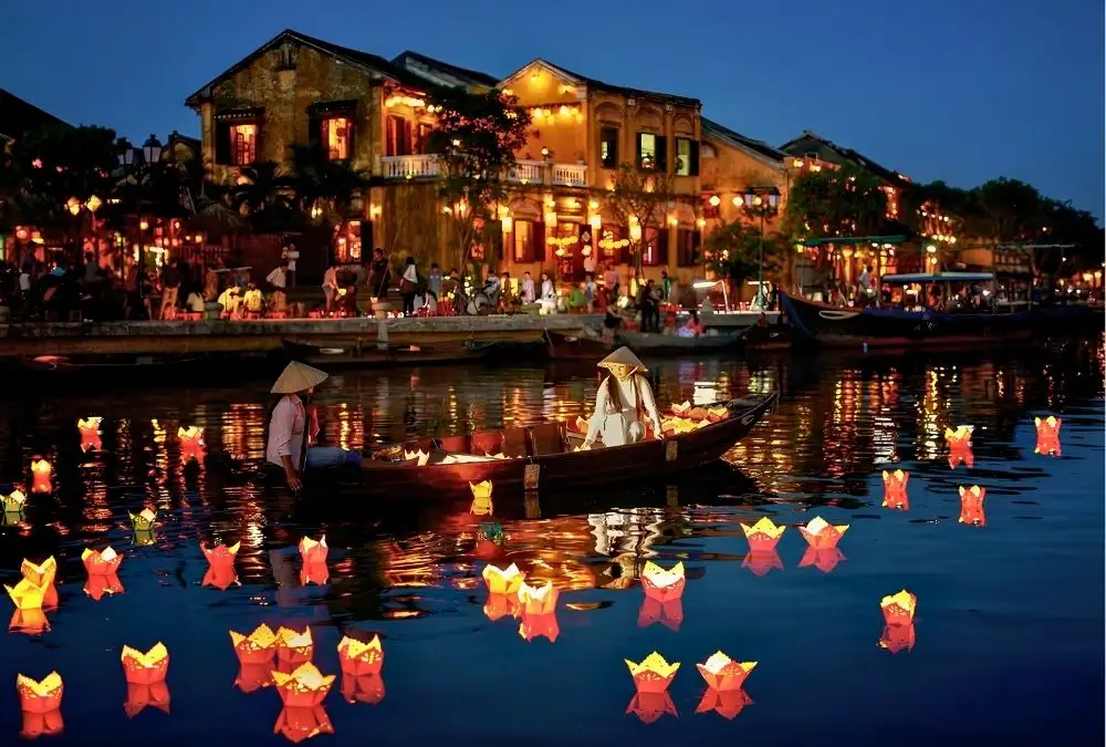 Lanterns reflected on the Hoai River at dusk (Source: hoianworldheritage.org.vn)