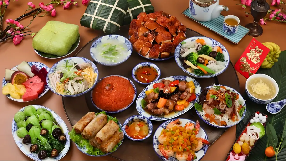 A traditional Tet meal brings together sticky rice cakes, pickles, and shared family dishes (Source: hcmcpv.org.vn)