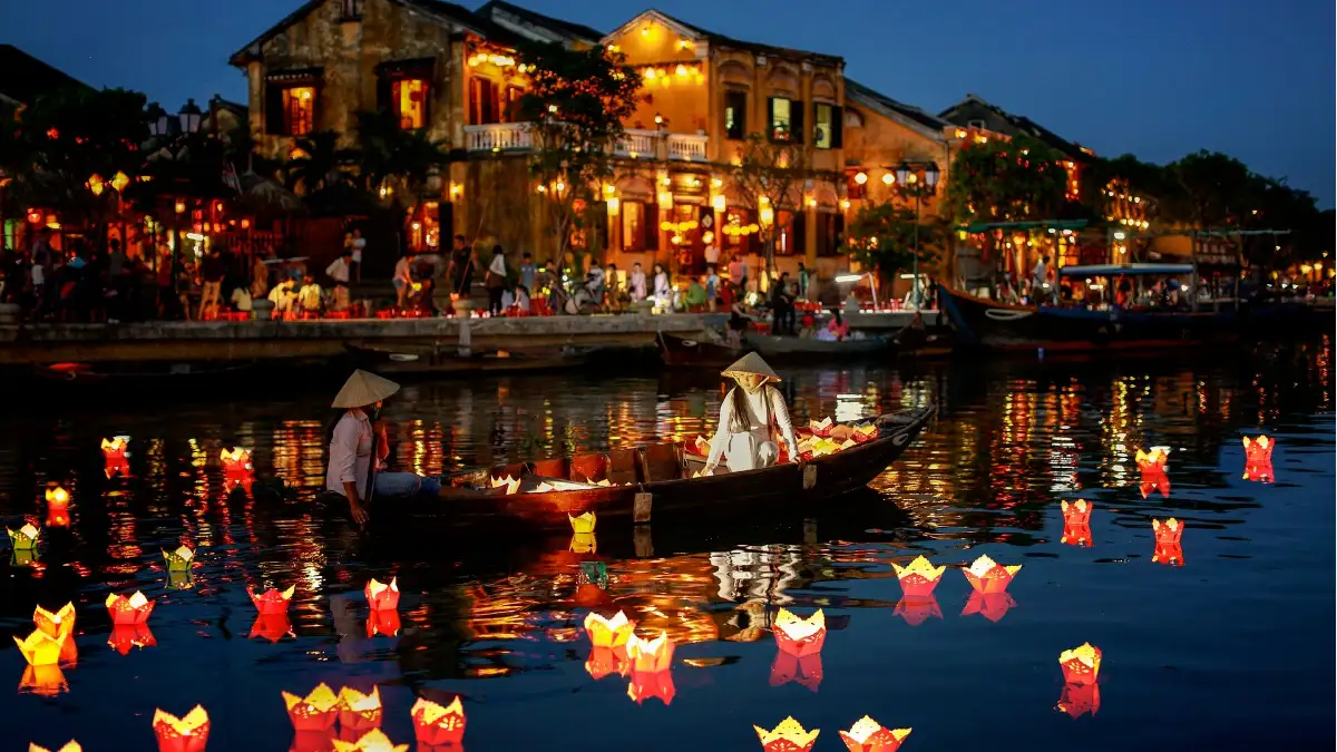 Releasing lanterns on the Hoai River lets visitors make wishes under colourful lights (Source: hoianworldheritage.org.vn)