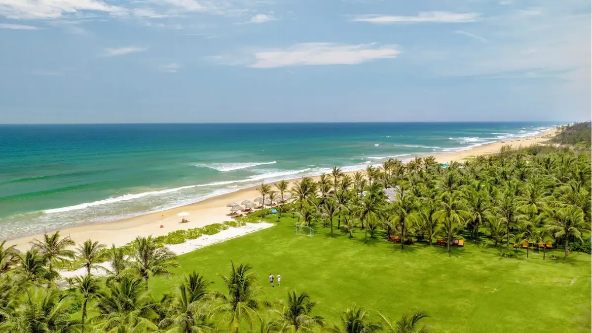 Sunrise at Binh Minh Beach offers a peaceful way to welcome the New Year 