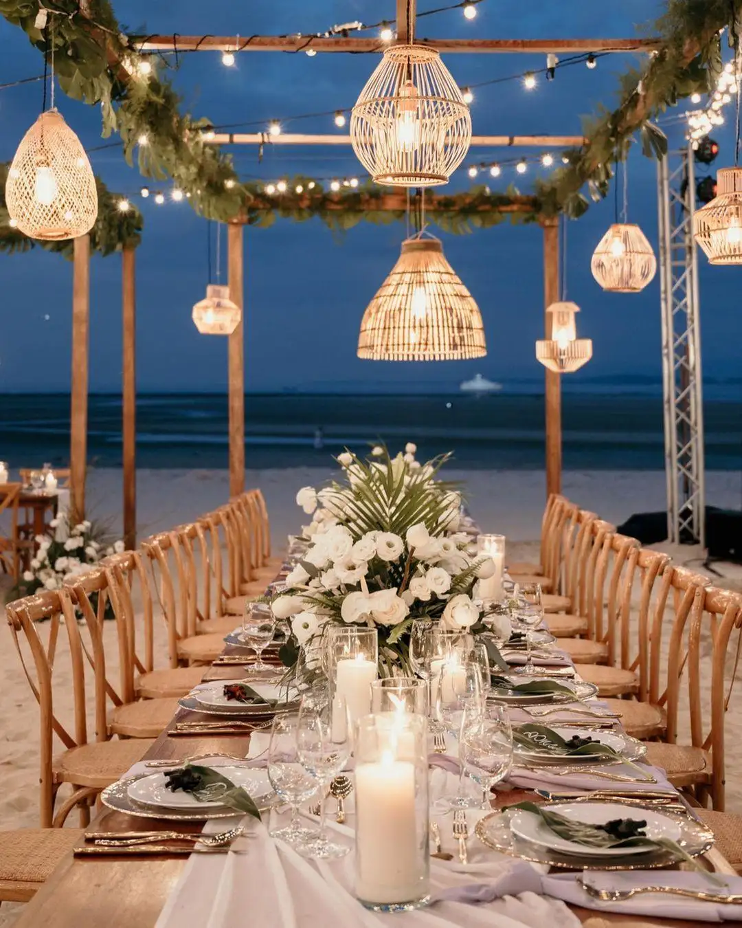 Elegant wedding table settings with fresh herbs, scented towels and soft candlelight (Source: Pinterest)