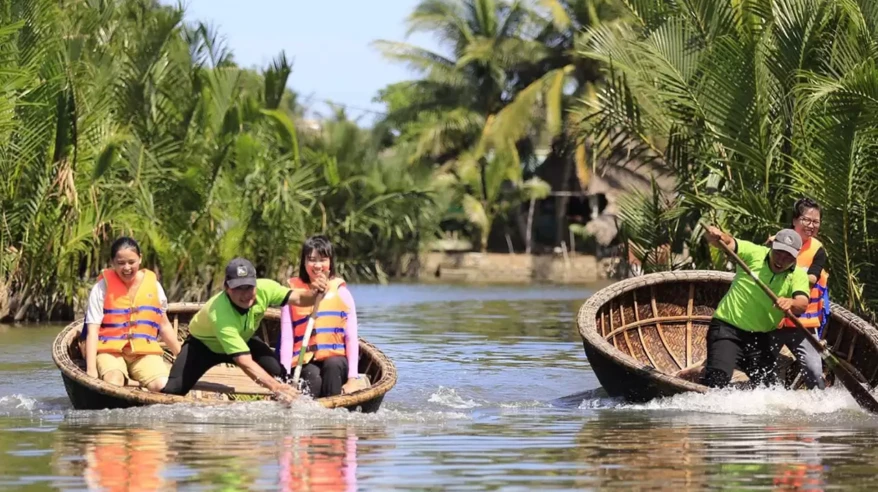 Basket boat tour