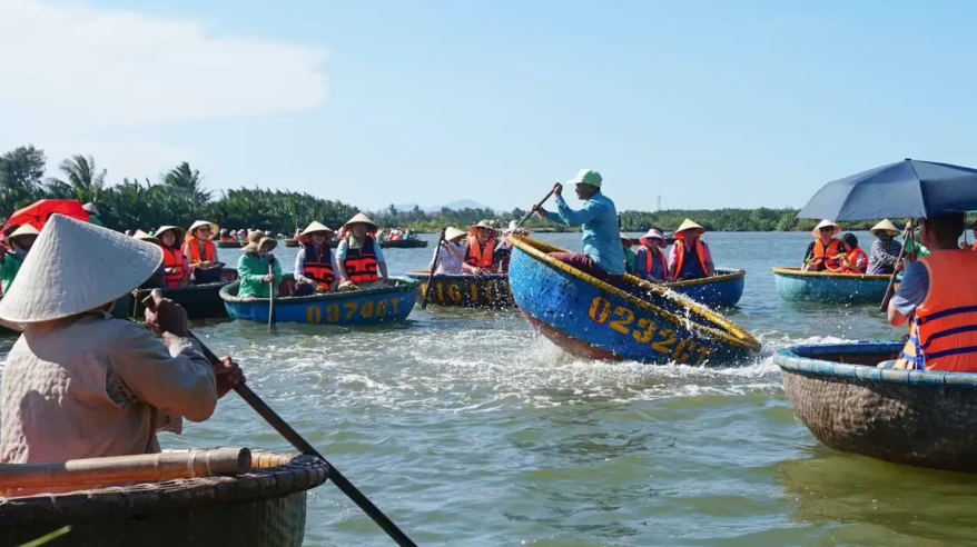 Basket boat tour