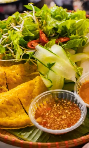 Banh xeo crispy pancake, a popular Hoi An lunch dish, wrapped with herbs (Source: Buffet poseidon) Banh xeo crispy pancake, a popular Hoi An lunch dish, wrapped with herbs (Source: Buffet poseidon)