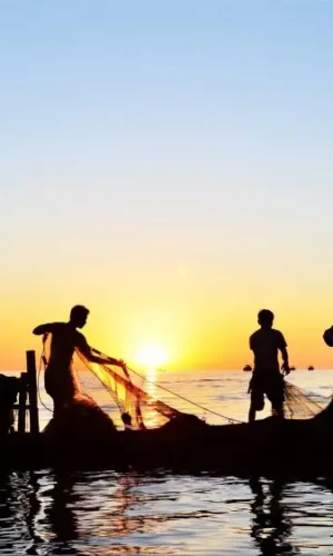 Visitors experiencing the daily life of a fisherman and learning about their way of life Visitors experiencing the daily life of a fisherman and learning about their way of life