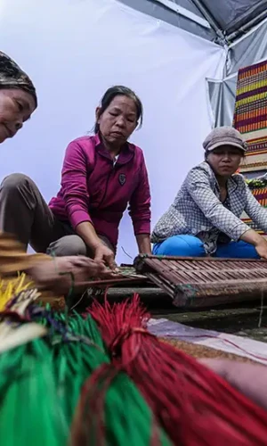 Watch the mat-weaving process step by step Watch the mat-weaving process step by step