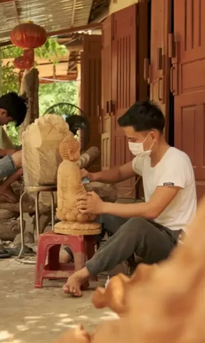 Artisan hand-carving a wooden zodiac souvenir in Kim Bong village (Source: Tap chi di san) Artisan hand-carving a wooden zodiac souvenir in Kim Bong village