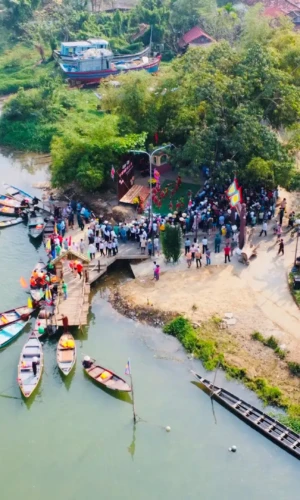 Boat crossing Thu Bon River to Kim Bong Woodworking Village (Source: Quang Nam Tourism) Boat crossing Thu Bon River to Kim Bong Woodworking Village