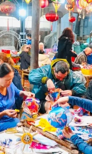 Lantern-making tours in Hoi An are popular among international tourists (Source: Bao Da Nang) Lantern-making tours in Hoi An are popular among international tourists (Source: Bao Da Nang)