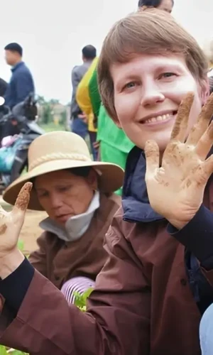 Taking part in local farming activities gives visitors a closer look at Tra Que's agricultural traditions (Source: Bao Dan Tri) Taking part in local farming activities gives visitors a closer look at Tra Que's agricultural traditions (Source: Bao Dan Tri)