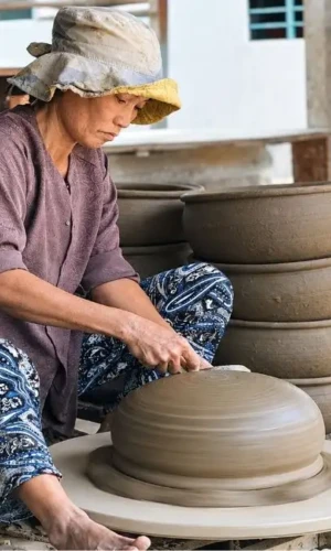 A local artisan shapes clay at Thanh Ha Pottery Village, where visitors can learn about traditional ceramics and try hands-on pottery making (Source: mia.vn) A local artisan shapes clay at Thanh Ha Pottery Village, where visitors can learn about traditional ceramics and try hands-on pottery making (Source: mia.vn)
